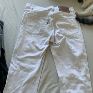 Crocker jeans - Crocker - finns en fläck och man ser den på bilden, jag vet inte om någon håller på med tie dye men man kan göra de på dessa om man inte vill att fläcken ska synas. Vet ej va det är för storlek men skulle gissa på S. Dom är inte skinny jeans så dom är lite mer raka. Skulle kunna passa XS också men då kanske dom blir lite lösa i midjan. 