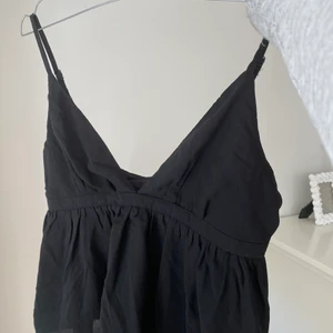 Svart bik bok linne  - Populärt svart linne från bikbok :) oanvänd.                                   Buda i kommentarerna (frakt tillkommer) eller köpa direkt för 200 ex frakt 