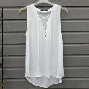 Vitt linne stl S - Supergulligt vitt linne från Bikbok. Bra skick och aldrig använt. Köparen står för frakten💖 Går även att mötas du bor nära.