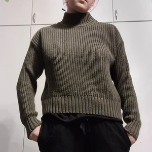 Mossgrön stickad tröja - Jätte mysig mossgrön stickad tröja. Ifrån H&M och bra skick. Storlek Medium