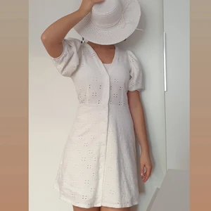 H&M, klänning puffärm, storlek S - Vit bomullsklänning 🤍 V formad ringning med vita knappar. 80 cm lång. 