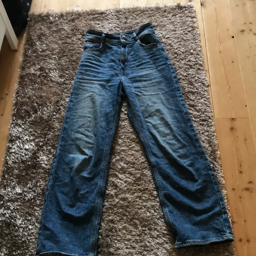 Mörk blåa raka jeans ifrån zara. Är använda. Ny pris 400. För mer information skicka privat.. Jeans & Byxor.
