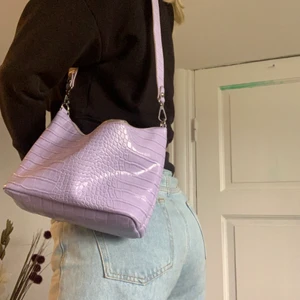 Väska från Bershka - Lila axelväska från bershka i fake skinn