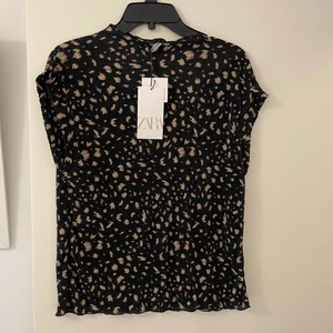 Topp - Oanvänd storlek M från zara pris 150kr