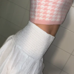 Vit volangkjol  - Jättefint tunt material, linneliknande. Skön och stretchig 🤍 Säljer toppen i ett annat inlägg 💗