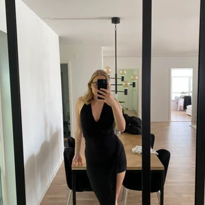 Rebecca Stella klänning - Säljer nu min mycket fina klänning från Rebecca Stella. Endast använd en gång. Frakten står köparen för.