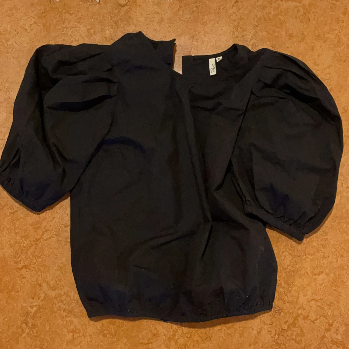 Svart topp/blus med puffärmar från NELLY, NLY TREND, Storlek 34 - 91