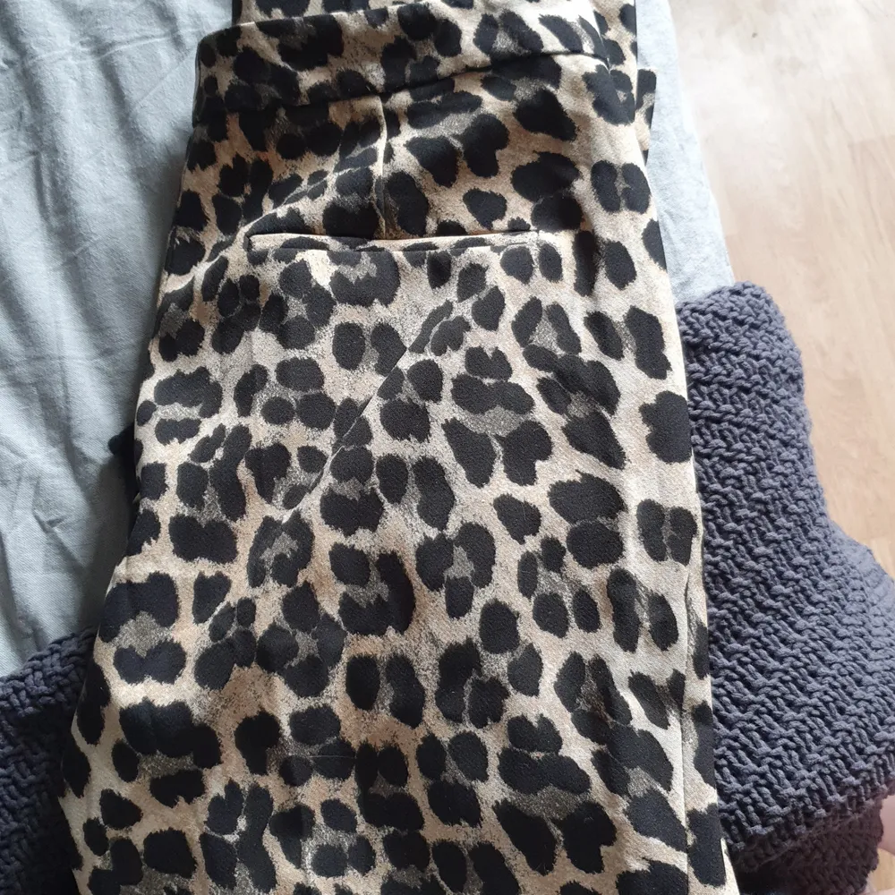 Säljer dessa leopardmönstrade kostymbyxor från Zara då jag känner att de inte längre är min stil och inte har kommit till användig på flertalet år.  De är i storlek xs.. Jeans & Byxor.