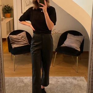 Nakd läderbyxor  - Supersnygga fuskläder byxor från NAKD🥰 De är i storleken Small och använda 3 gånger. Byxorna är raka i benen och ankellånga. Köparen står för frakt, hör av er för fler frågor!❣️