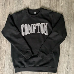 College sweatshirt strl M - Säljer min fina svarta college sweatshirt i strl M! Tröjan är i bra skick, säljer för 100kr, obs köparen betalar för frakten💘 Btw checka in mina andra kläder jag säljer ;)!