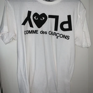T-shirt från märket CDG - Storleken är M men passar som S. Den är använd ett fåtal gånger. Ny priset är 800kr.