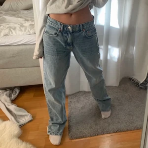 Ljusblå lågmidjade jeans - ❣️LÄGG BARA BUD OM DU SKA KÖPA❣️ Köptes nyligen och endast testade. Midjemåtten är 77-78 cm. Jag brukar ha 34/36 i jeans och säljer för de var för långa på mig som är 1,66. Frakten är på 66kr!