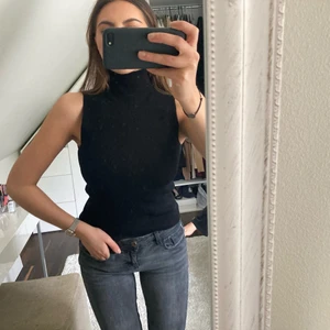 Zara topp - Ett ribbat zara linne med polokrage. Hur snygg som helst nu i sommar . Säljs för högsta bud + frakt🧡