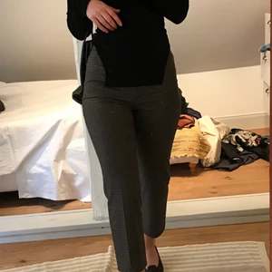 Rutiga kostymbyxor  - Rutiga kostymbyxor i stl 36, resår insytt i bak för en bättre passform, jag är 174 cm lång😋 (De är superbekväma också)