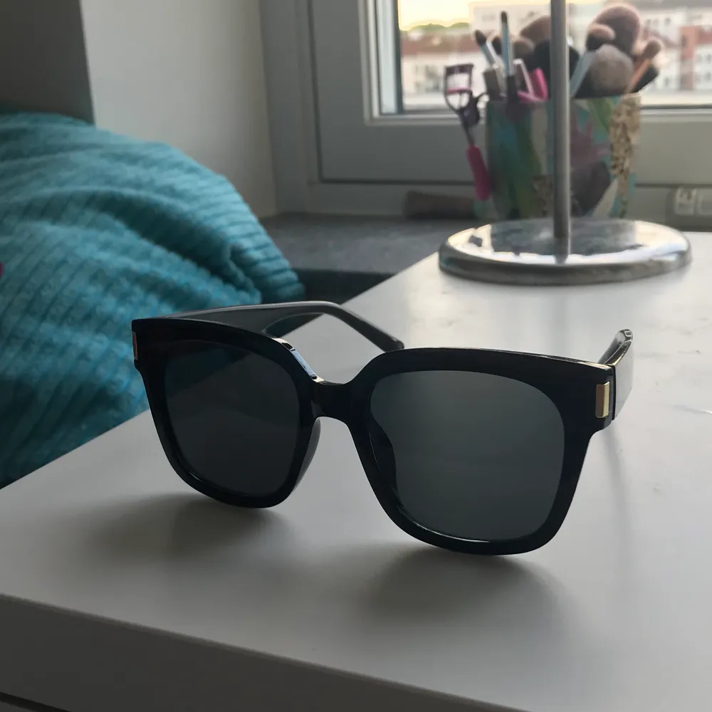 Asnajs solbrillor, typ aldrig använda, det va lite svårt att ta bilder så man såg hur de såg ut i verkligenheten så skriv privat för fler bilder!❤️. Övrigt.