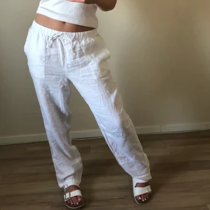 Linnebyxor  - (Det är mina bilder) Har bestämt mig för att sälja mina helt nya byxor i 100% linne med prislapp kvar. Dem har låg/medel midja och är helstlutsålda på h&m eftersom dem är så populära. Jag är runt 170cm lång men passar de flesta längderna för man kan bära dem på olika sätt🤍  Buda från 300kr som är orginal priset på byxorna⚡️☺️ frakten kostar 66kr och är spårbar 