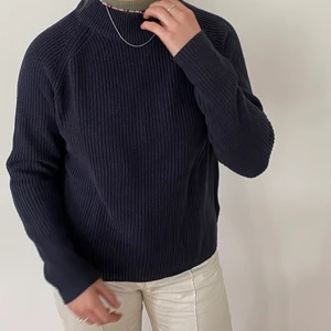 Stickad tröja  - Marinblå stickad tröja, ej nopprig, fint skick✨❤️