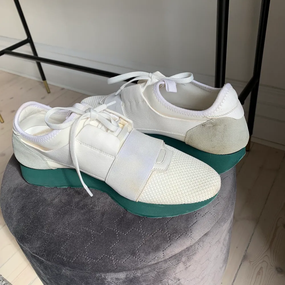 Säljer ett par mycket sparsamt använda Balenciaga Runners. Inköpta 2018 på NK Göteborg.  Nypris: ca 5200 kr. En liten omärkbar defekt på höger innersida, se sista bilden🌸 Pris går absolut att diskutera ! :). Skor.