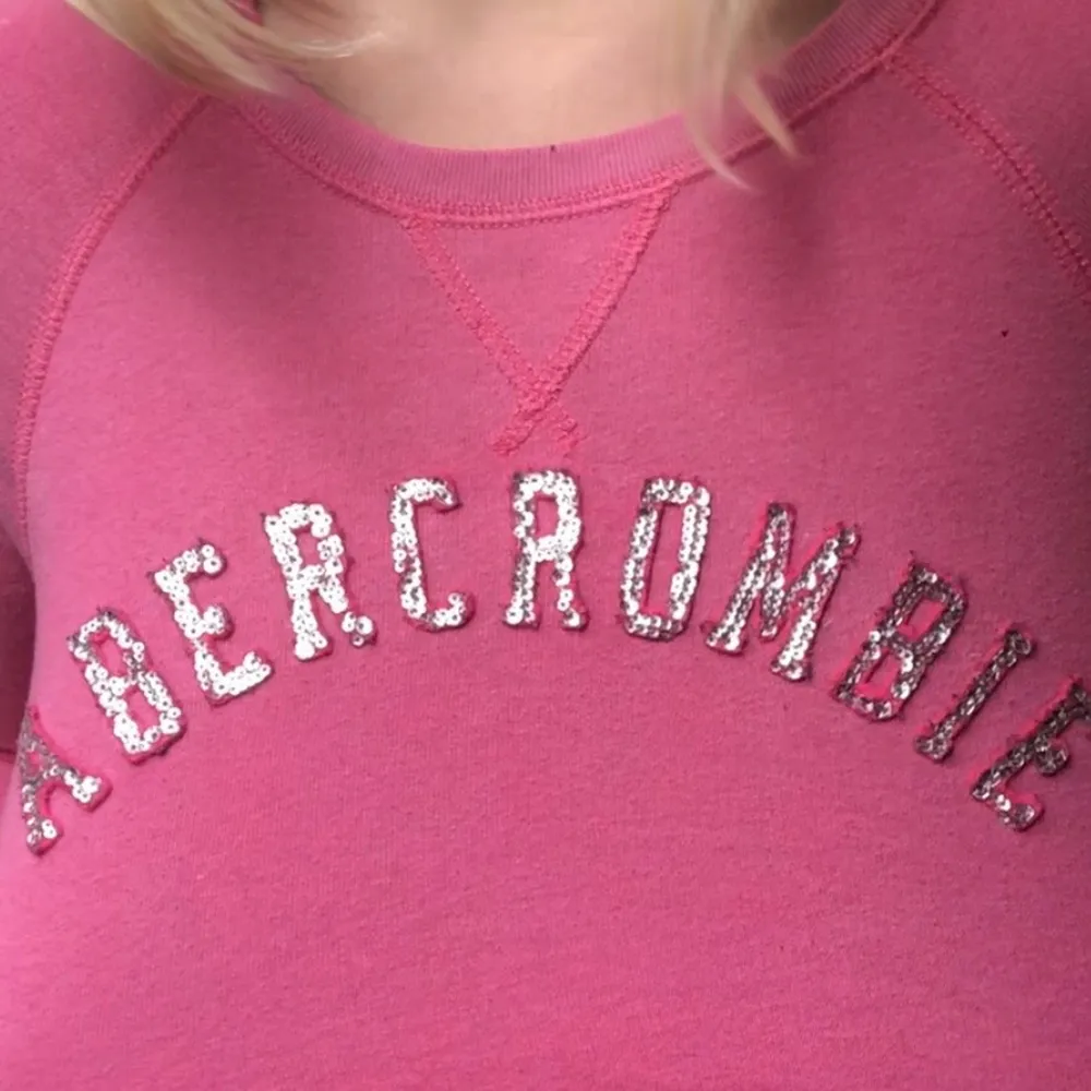KAN DISKUTERA PRISET                                              Supersöt rosa vintage tröja från tidigt 2000 talet köpt från aberecombie! Passar perfekt till Stockholms stilen! Jag  stylar den som sista sliden, eller över en sommarklänning nu i sommar :) säljer den för jag har liknande redan. Färgen är mest lik första bilden. Finns självklart inte kvar på sidan lol men Crewneck tröjor på a&f går för ungefär 600 kronor nu. Skriv för intresse :) (går att swisha) . Hoodies.