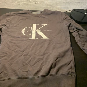 Calvin Klein tröja - Hej! Säljer en Calvin Klein Jeans tröja i storlek S, endast använd 3 gånger. OBS! Köparen står för frakten. Kläderna tvättas och stryks innan leverans