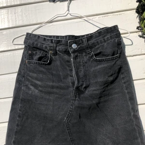 Svart Jeanskjol - Grå/svart jeanskjol i storlek 36. Har fransar längs kanterna nere. Så fin 🧡 Frakt på 59 tillkommer. 