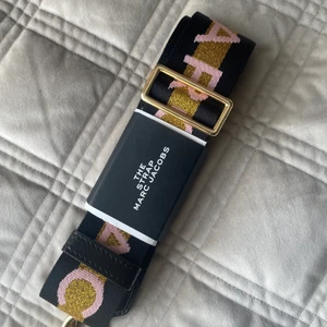 Marc Jacobs band - Köpt på Nelly  Aldrig använt, hann inte skicka tillbaka det  