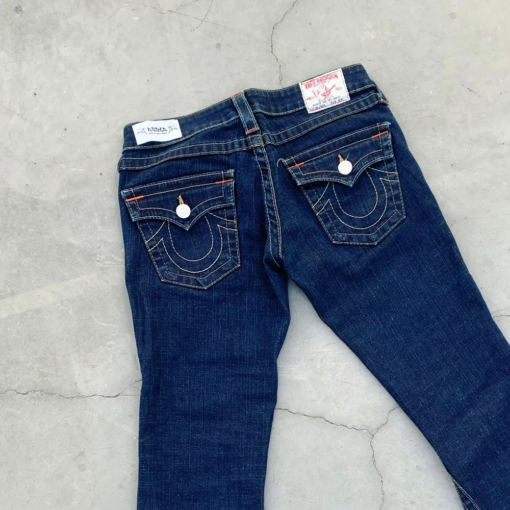 True Religion secondhand-jeans med vit snörning. Designade av Ezzie i samarbete med Ebba Martin. (Shipping only within Sweden). Jeans & Byxor.