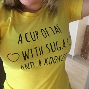 Gul tröja - tröja jag knappt använt. Två år gammal BTS tröja. Jag har vanligtvis M-XL på tröjor eller större beroende på hur jag vill att de ska sitta och jag är nästan 175cm lång. Tröjan sitter ganska tajt på mig men den passar. Skulle säkert funka för folk som brukar ha XS och S. 