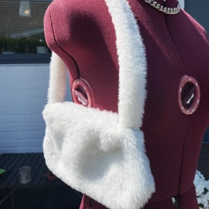 Vit väska - Säljer min vita lurviga väska pågrund av att jag har minst 6 väskor till och använder inte denna🥺 Väldigt fin och väldigt bra skick, Enkel att bära med sig  och matchar till mycket, Använd ett fåtal gånger. Köparen står för frakt  🚚 