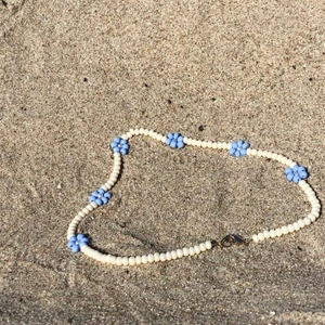 BLOOM🌼 - Vårat klassiska och somriga BLOOM halsband går att beställa även denna sommaren! Färg på blommor och andra önskemål går givetvis att ändra på💛