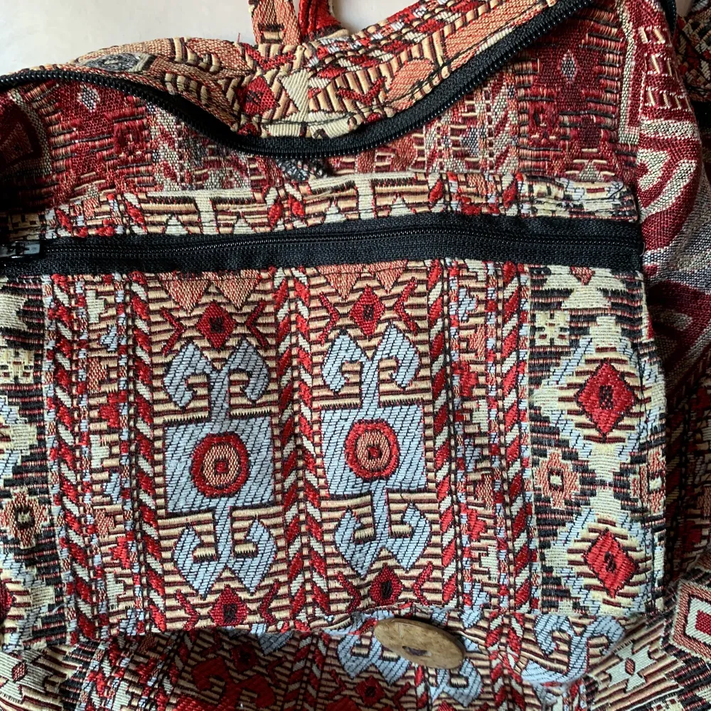 helt ny oanvänd axelväska som jag har köpt när jag var i Egypten, jätte snygg med en liten säck inuti och kan användas för picknicken, säljer pga jag köpte för många av samma väska - skriv privat om du vill ha mer bilder eller om du har en fråga :). Väskor.
