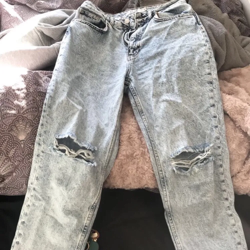 Säljer dessa skit snygga jeans då de blivit försmå. Knappt använda då de blev försmå ganska snabbt. Strl 36 Nypris 499. Jeans & Byxor.