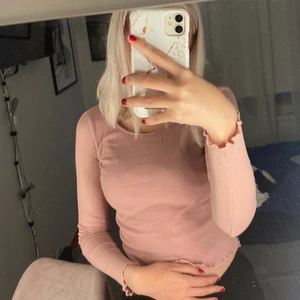 Rosa ribbad topp - En topp utan några fläckar eller så, säljer pågrund av att den inte kommer till användning längre💗