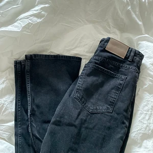 Pull & bear jeans med slits - Stl 38, svarta jeans med slits på sidan längst ner. Bra passform och bra längd