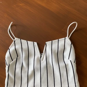 Randig sommartopp - Snygg randig sommartopp i storlek XS. Använd fåtal gånger 🧡