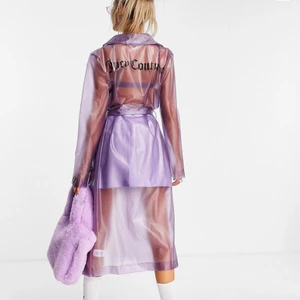 Juicy Couture kappa - Säljer nu min assnygga Juicy Couture kappa. Köpt för 2279kr och är oanvänd.💗 Tänker mig 900kr för den men priset kan vara prutbart vid snabbaffär💗 Skicka endast meddelande om du är intresserad helt💗 