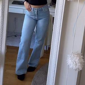 Kan levereras, frakt diskuteras vid affär, använd 1 gång pga, flare and wide jeans, pris kan diskuteras, köpt för 350kr, jag är ungefär 165cm