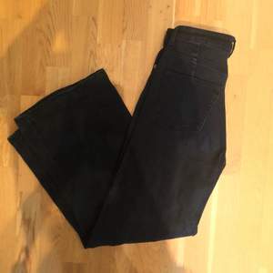 Jeans från Weekday i modellen ACE. Storlek 25/30. Använda men gott skick! Säljer för 100kr och fraktar för 66kr💘