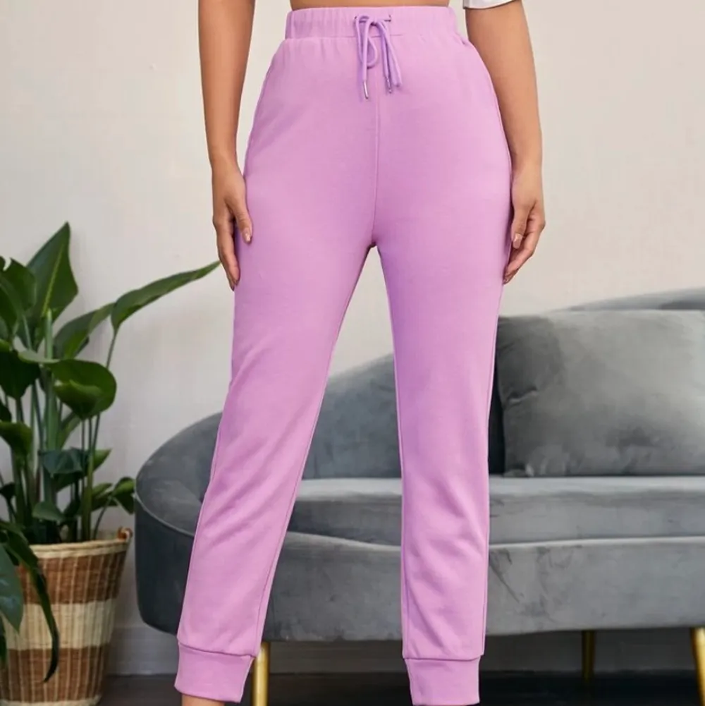 Nya mjukisbyxor i en gullig rosa färg. tyvärr är de för små för mig. Jag är 165 lång. . Jeans & Byxor.