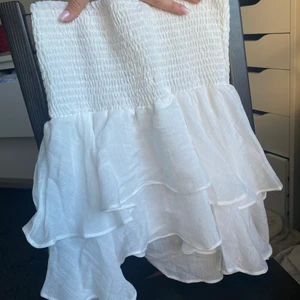 Vit kjol i linne - Oanvänd kjol i linne typ. Perfekt skick!! 