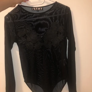 🌚Långärmad mesh body🌚 - Meshbody i storlek S från märket STAY från Carlings! Använt en enstaka gång!