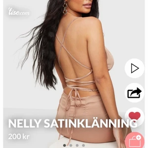 Nelly Satinklänning  - Helt ny klänning som ej är använd, jättefin klänning som framhäver ens former. Klänninen har fortfarande prislappen på då den enbart är testad och ej använd. 