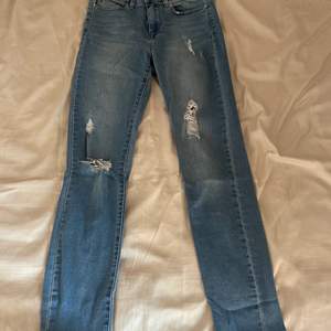 Jätte snygga blåa jeans med slitningar. Köpta för ett par år sen men har inte kommit till användning så mycket samt lite för stora i midjan. 