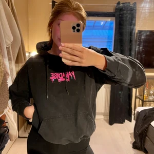 Hoodie - En hoodie från Boohoo man i storlek S - motsvarar en S i dam också. Knappt använd och i fint skick. Köparen står för frakten! 🥰