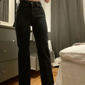 Weekday rowe jeans - Super fina jeans från weekday i bra skick. Använt dem ksk 15 gånger men säljer nu för att dem har blivit för små för mig. Ny pris är 500kr och jag säljer för 300kr