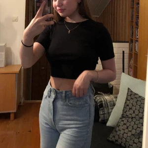 Cool t-shirt  - Så gullig svart t-shirt från monki med fin knytning i ryggen! Den är ganska kort som ni kan se på bilderna! Använd fåtal gånger då jag glömde bort att jag hade den! 