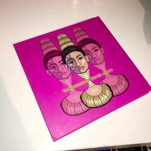 Palette - Jättefin ögonskuggspalette från Juvias Place. Tyvärr sitter den guldiga glitterskuggan lös och en av ögonskugga har gått sönder och har därför tagits bort (den som ser silvrig ut), därav det billiga priset❤️❤️