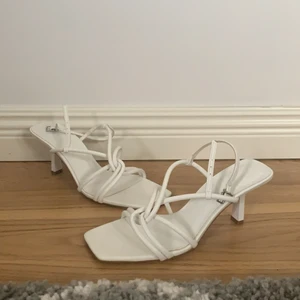 Klackskor  - Söta vita klackskor från Zara. Använda endas en gång vid konfimation🤍🤍 Köparen står för frakten. Pris kan diskuteras🥰