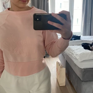 Fin Nike träningströja  - Jätteskön träningströja som man både kan träna i men man kan även använda den som kofta över! Knappt använd från Nike. 🥰