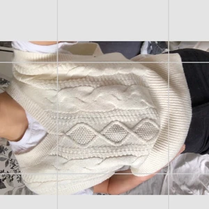 Stickad väst  - Säljer denna jätte gosiga väst från h&m. Aldrig använd  endast testad o är i nyskick. Är lite större i storleken och är i XS. Köptes för 200kr